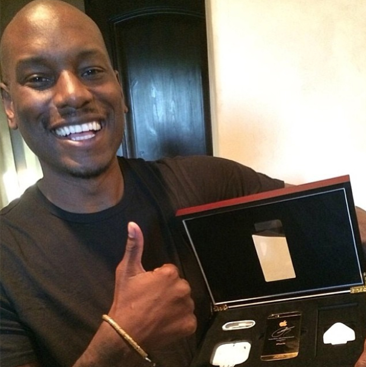 Tyrese Gibson.goldphone.1