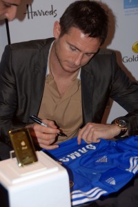 Frank Lampard 4 Frank signs a fan's shirt