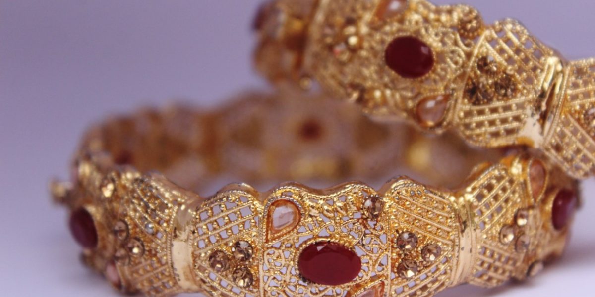 Can I use vinegar to clean my gold jewel? Goldgenie