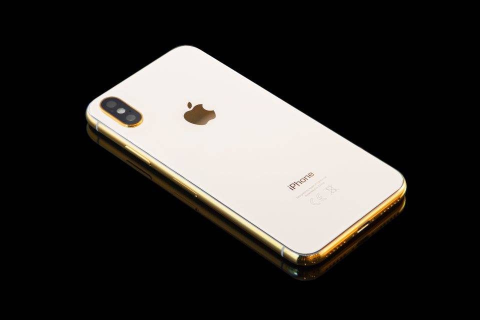 iphone-xs-gold-classic-flat-white-960x640